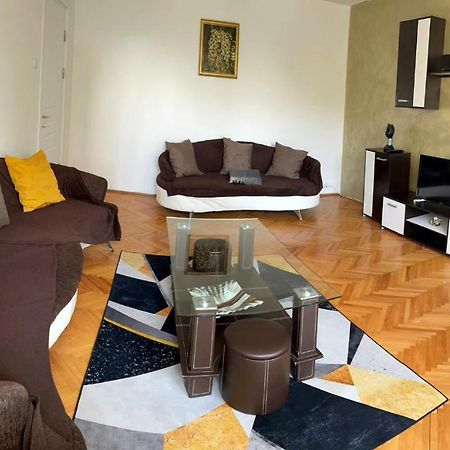 Carla'S Apartament Apartment Oradea Exterior photo