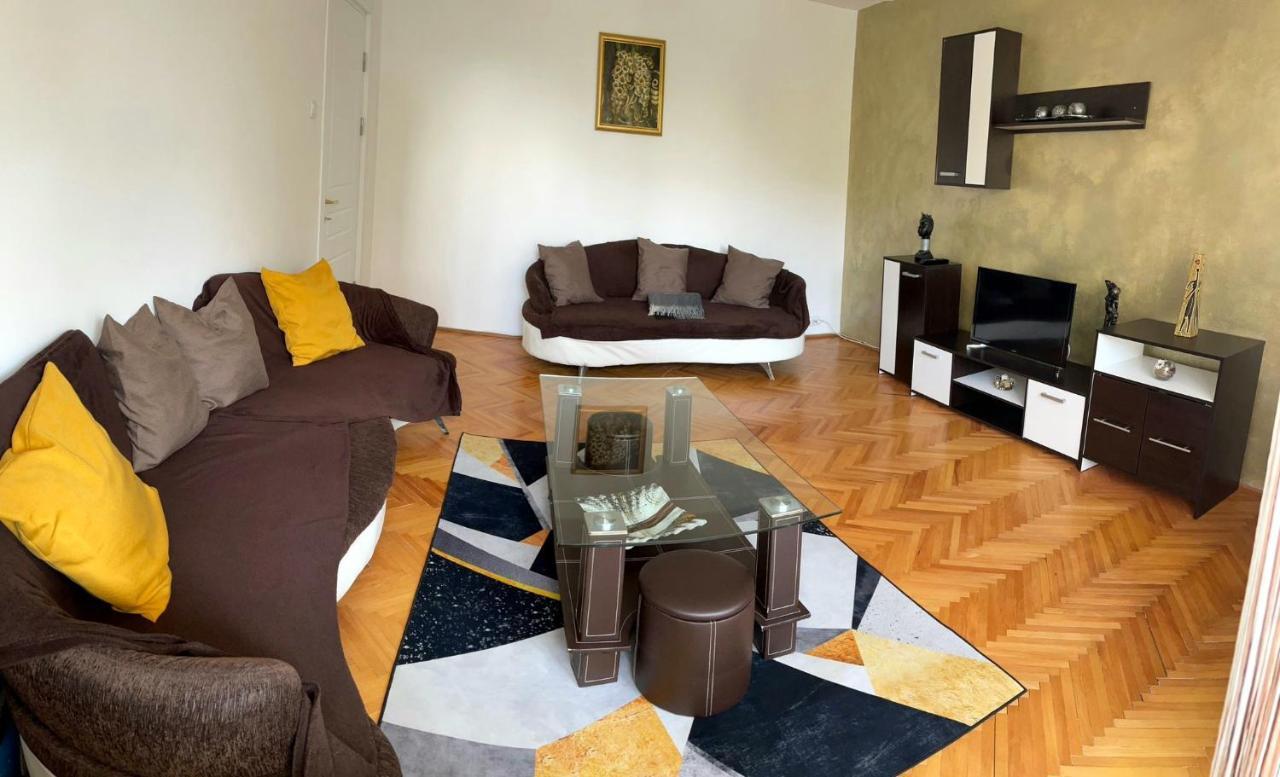 Carla'S Apartament Apartment Oradea Exterior photo